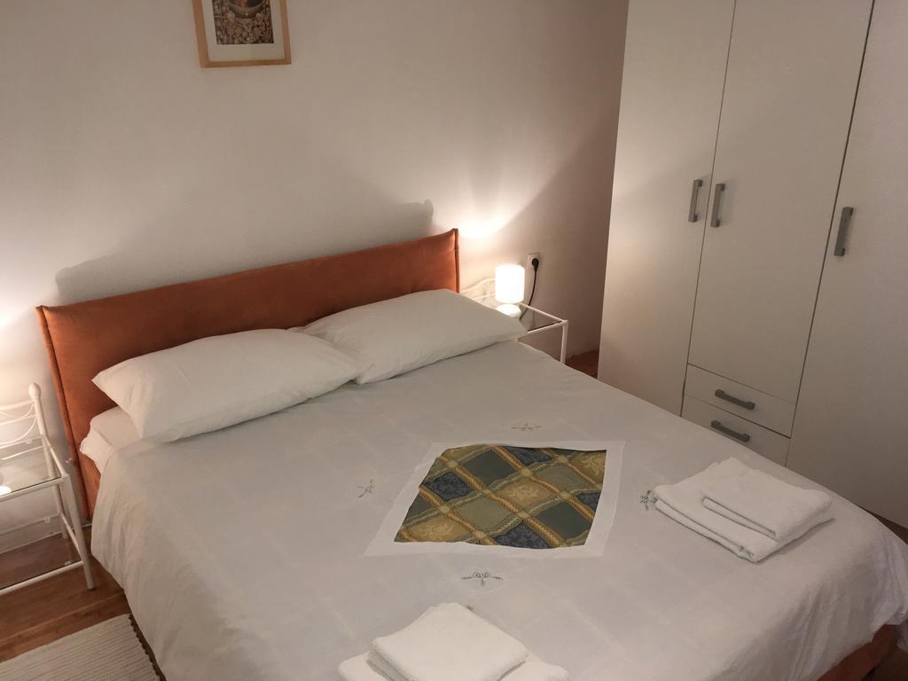 Apartment Elena Rooms สปลิท ภายนอก รูปภาพ